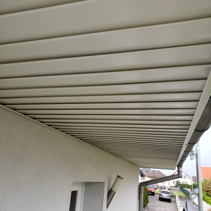 SOUS FACE TOLE LAQUE EFFET LAMBRIS BLODELSHEIM 675X675 | GM mon toit Sous face Saint-Louis 7